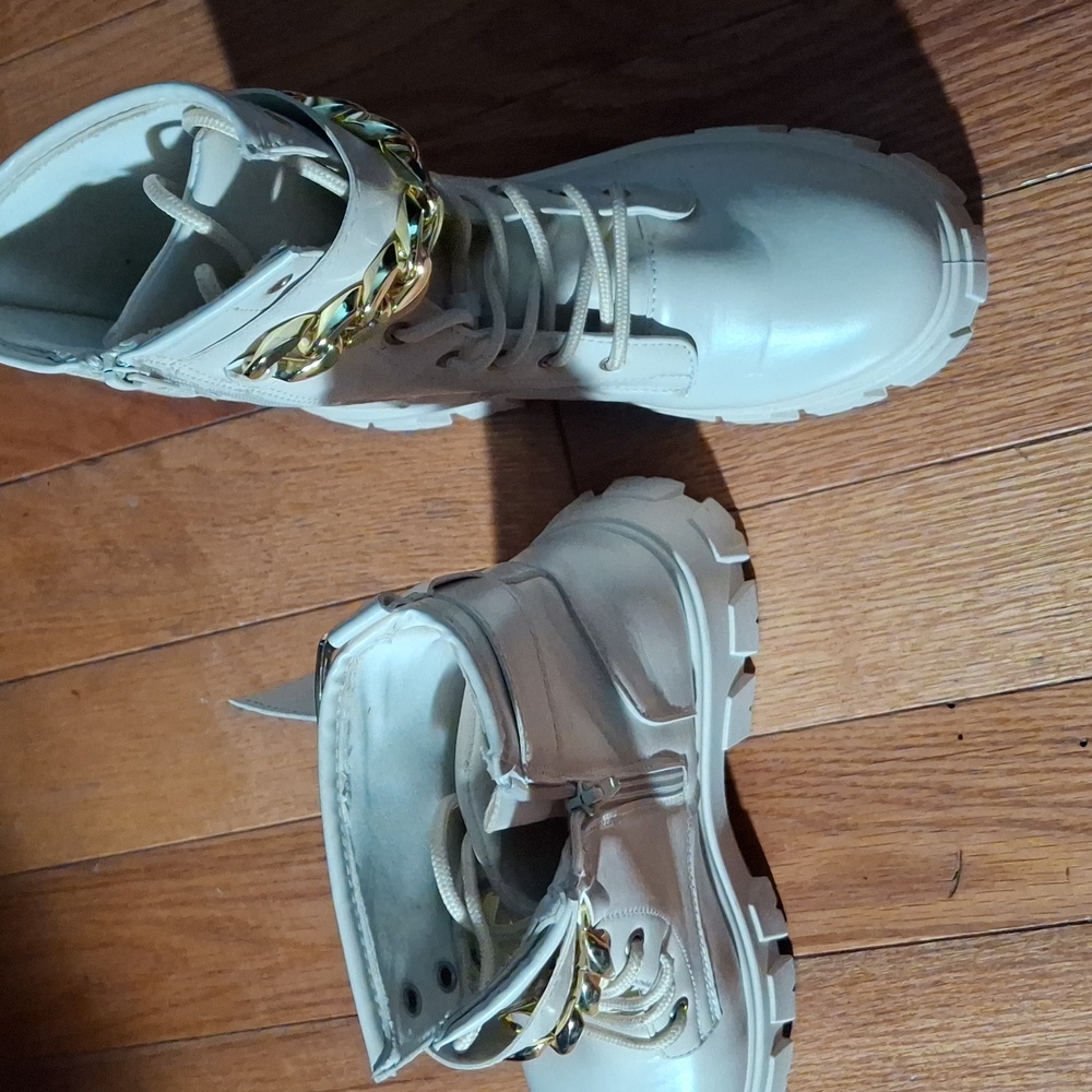 Stylish Tan Boots with Gold Chain - Picture 4 of 9